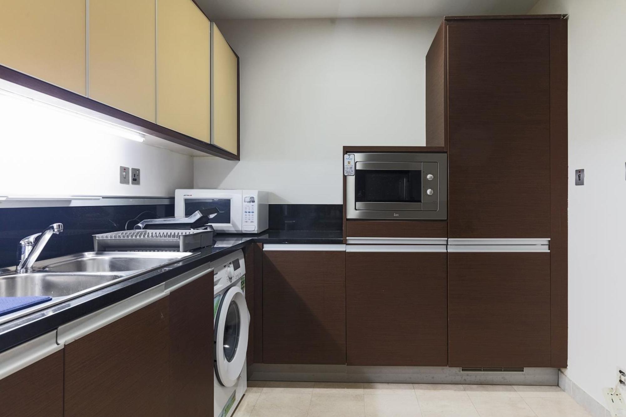 Spacious 2-bedroom Beachfront With Pool Apartment
