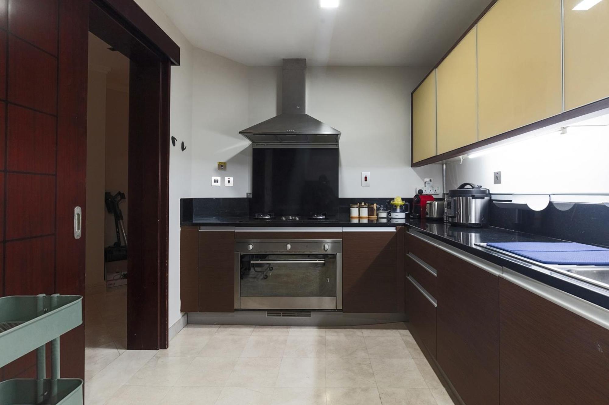 Apartment Spacious 2-bedroom Beachfront With Pool