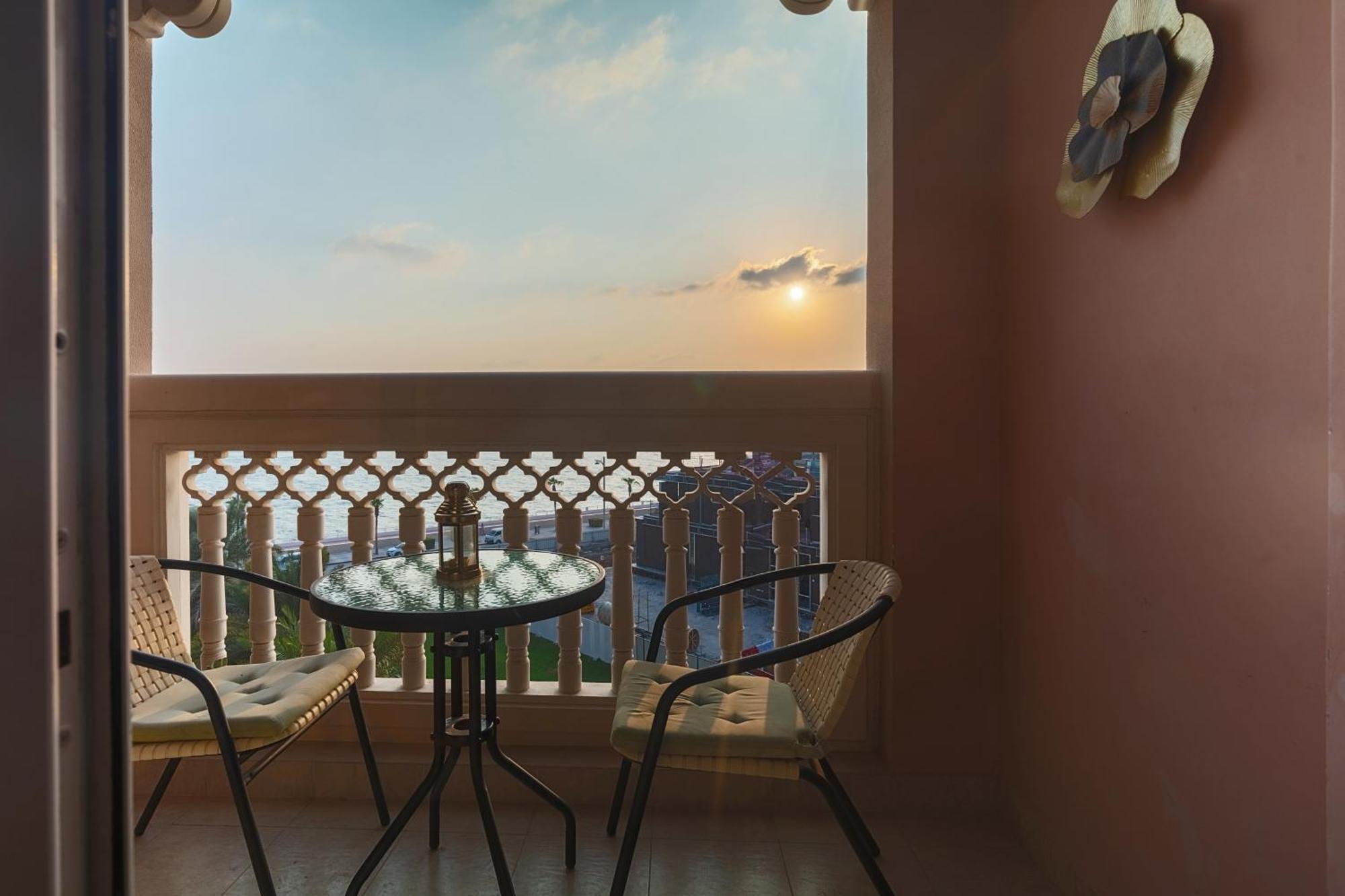 Apartment Spacious 2-bedroom Beachfront With Pool *