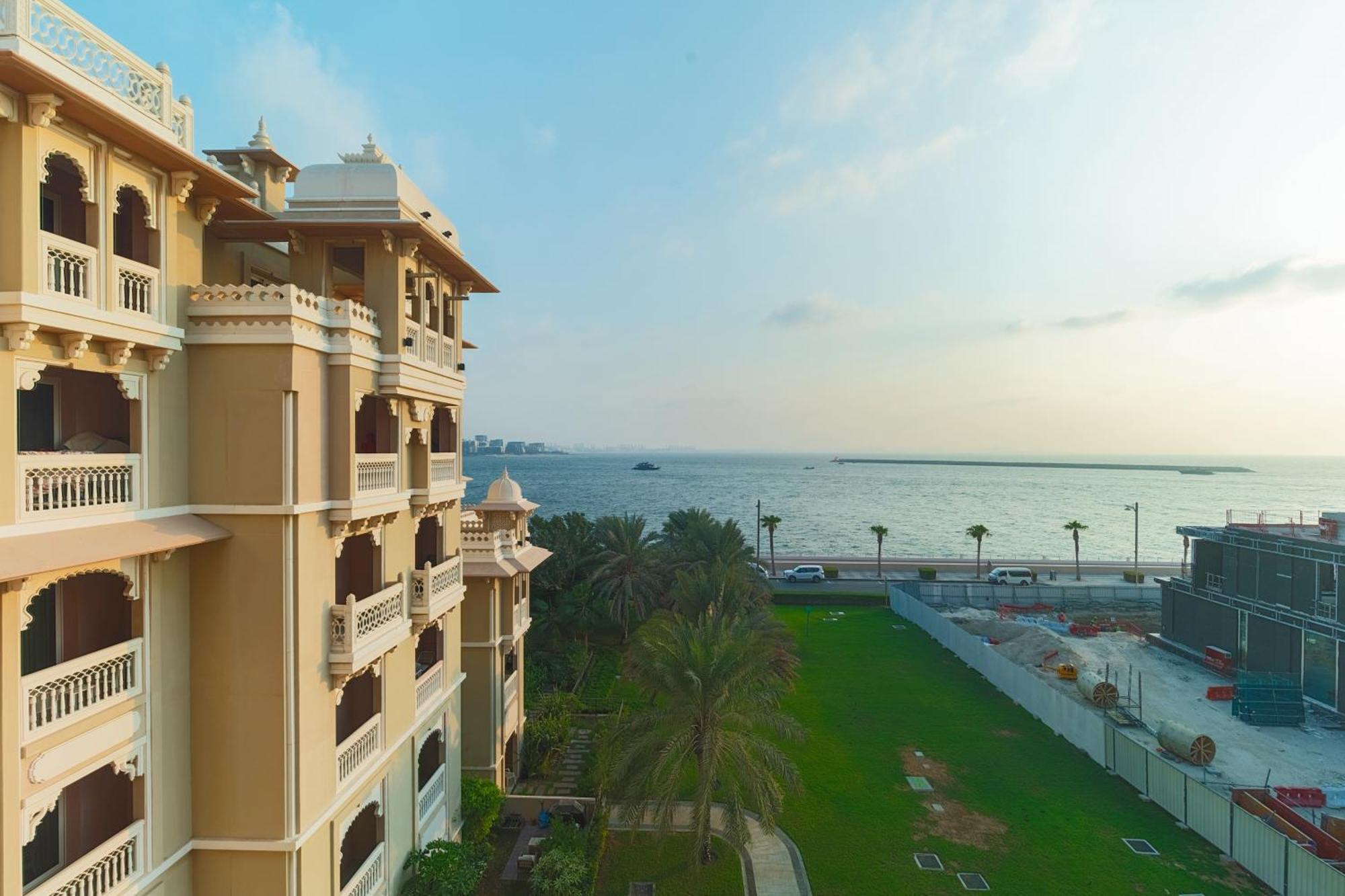 Apartment Spacious 2-bedroom Beachfront With Pool Dubai