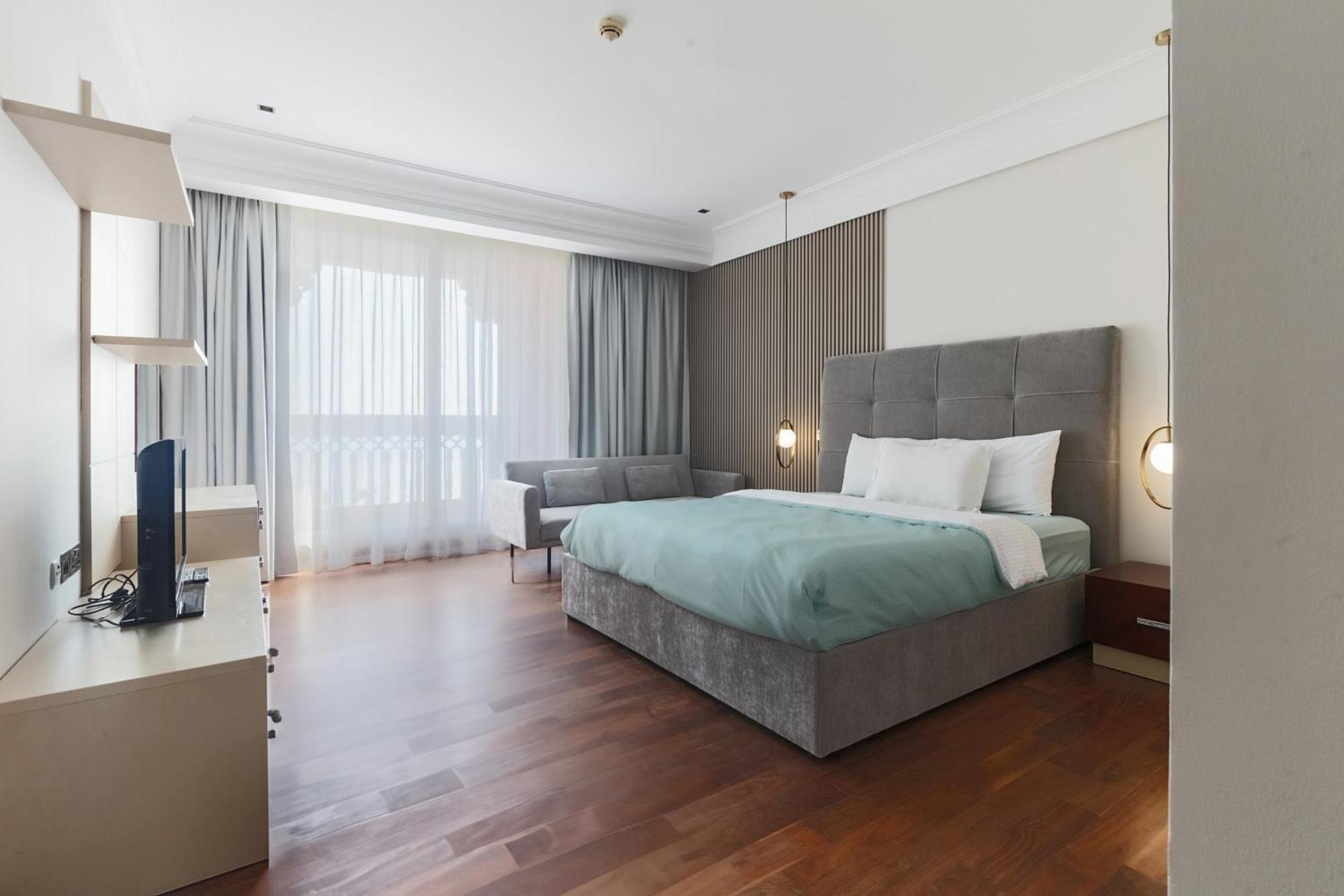Apartment Spacious 2-bedroom Beachfront With Pool