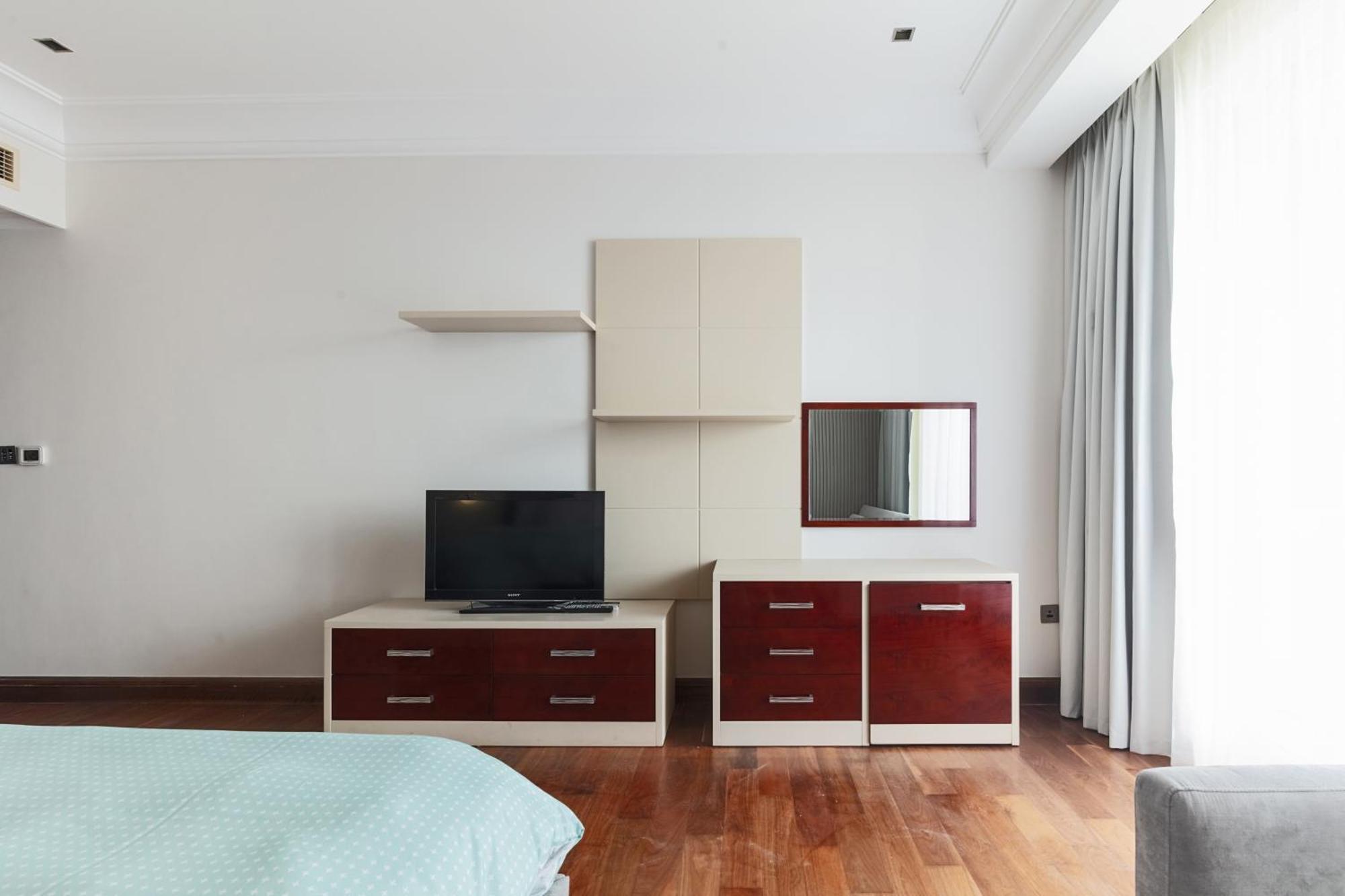 Spacious 2-bedroom Beachfront With Pool Apartment *
